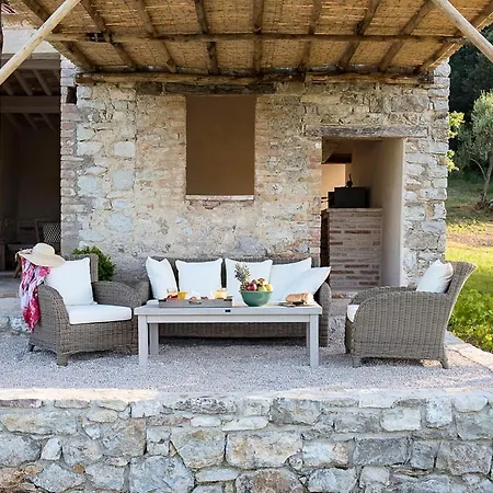 Sleeps 8 With Pool And Air Con